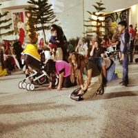 Fieles de la iglesia La Luz del Mundo oran y cantan por la liberación de su líder