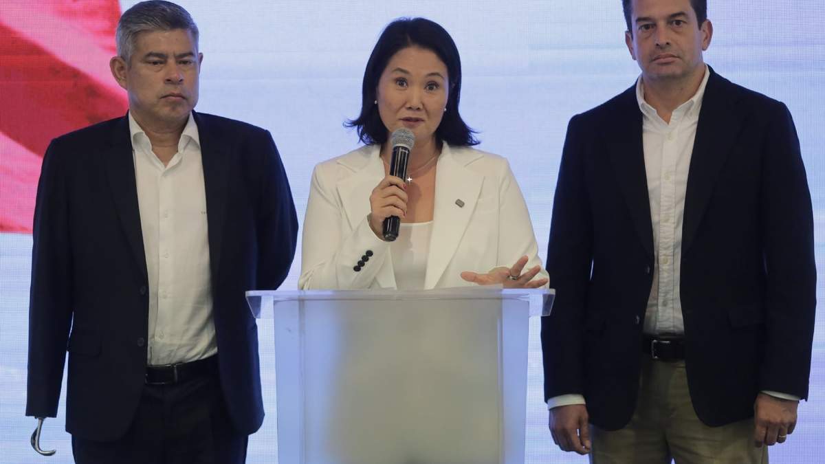 Keiko Fujimori, candidata presidencial del partido Fuerza Popular, habla flanqueada por los candidatos al Congreso Luis Galarreta, a la izquierda, y Micky Torres, a la derecha, tras el cierre de las urnas en las elecciones generales en Lima, Perú