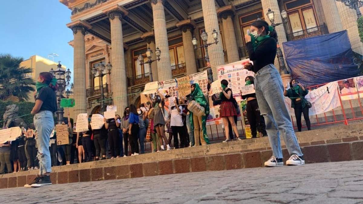 En Silao, mujeres de diversas edades acompañaron a familiares de la menor Bibiana Monserrat, asesinada el 6 de marzo