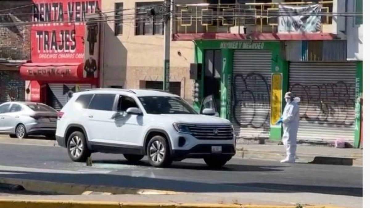 La escena del asesinato de Roberto Castañeda Tejeda, director de la Junta de Agua Potable, Drenaje, Alcantarillado y Saneamiento del municipio de Irapuato