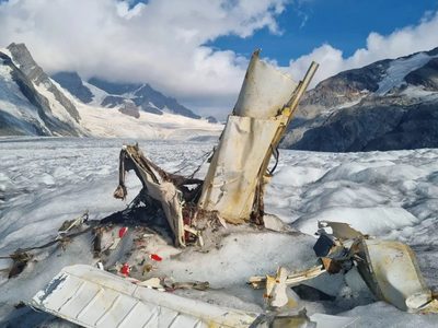 A causa del deshielo de un glaciar en Suiza, hallaron los restos de un avión estrellado hace 54 años