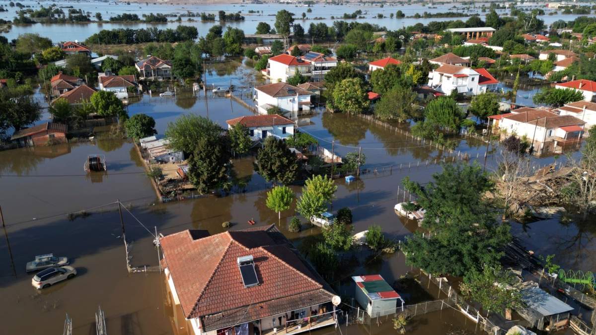 Inundaciones y barro cubren Palamas, Grecia