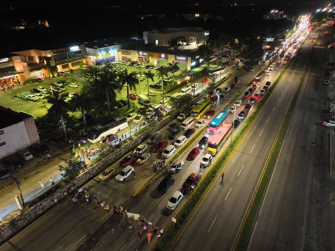 Bloqueo carretero en Playa del Carmen por liberación del líder de un asentamiento irregular en esa demarcación