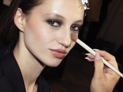 Romántico con toque atrevido: así es el cherry make up, la tendencia que arrasa en otoño invierno 2025