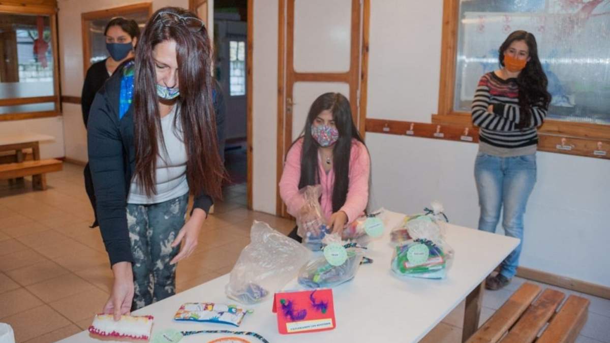 Preparan los kits lúdicos educativos para ser entregados en la comunidad de San Martín de los Andes. Fuente: (Twitter).