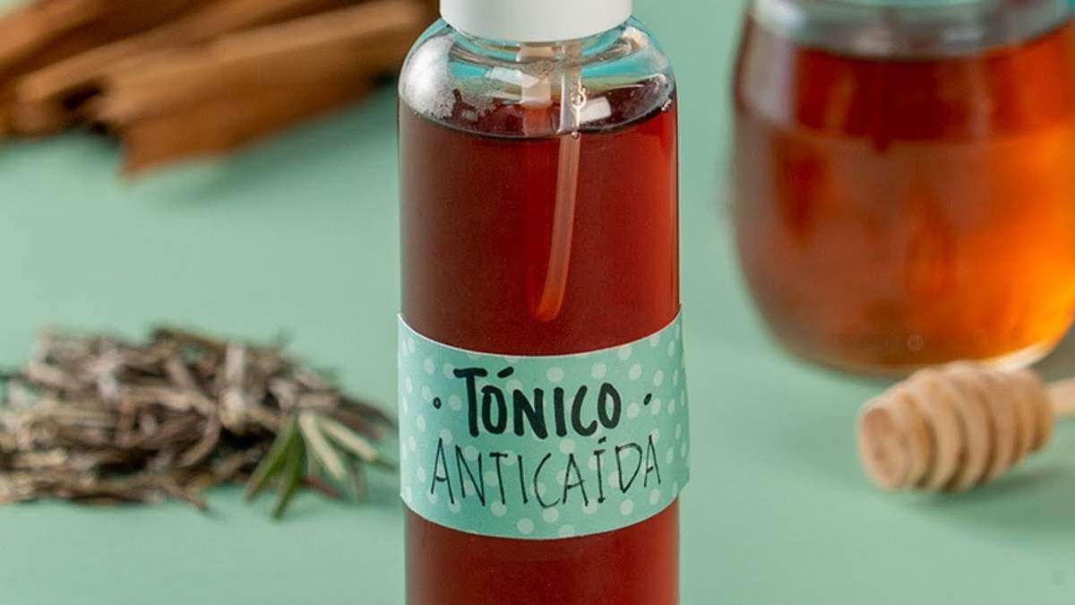 Cómo hacer un tónico capilar para evitar la caída del cabello. Fuente: (X)