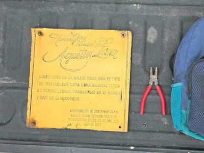 Detienen a hombre por intentar robar placa de monumento a Agustín Lara en Monterrey