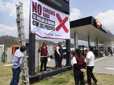 Profeco coloca lonas en gasolinerías que venden más caro el combustible