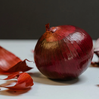 Antes de tirar los restos de cebolla, mirá estos increíbles usos que podés darle en tu cocina y el jardín