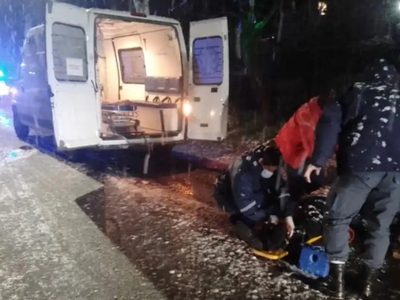 Atropellaron a un ciclista y lo dejaron tirado en plena nevada