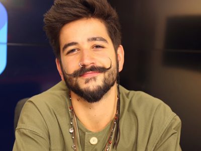 ¡Se molestó Ricardo! Graban a Camilo y Evaluna Montaner haciendo esto en el piso. ¿No es demasiado?
