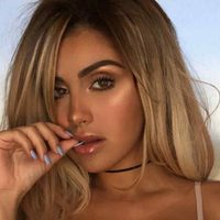 ¡Rojo pasión! ¡El desborde de la diminuta bikini de Alexa Dellanos!