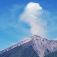 Habitantes de comunidades aledañas al volcán de Fuego dejan hogares ante erupción