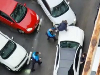 Policía de España dispara a un vehículo que se saltó un puesto de control