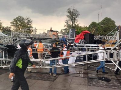 Colapsa escenario en la explanada de la alcaldía Gustavo A. Madero; hay 7 heridos (Video)
