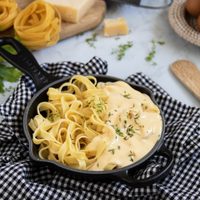 Con solo 3 ingredientes, hacé esta salsa Alfredo para tus pastas y convertite en la sensación de los domingos