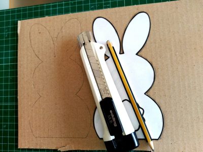 Con un trozo de cartón y un vasito de plástico, creá estos conejitos de Pascuas ideales para darle un toque distintivo a tu mesa