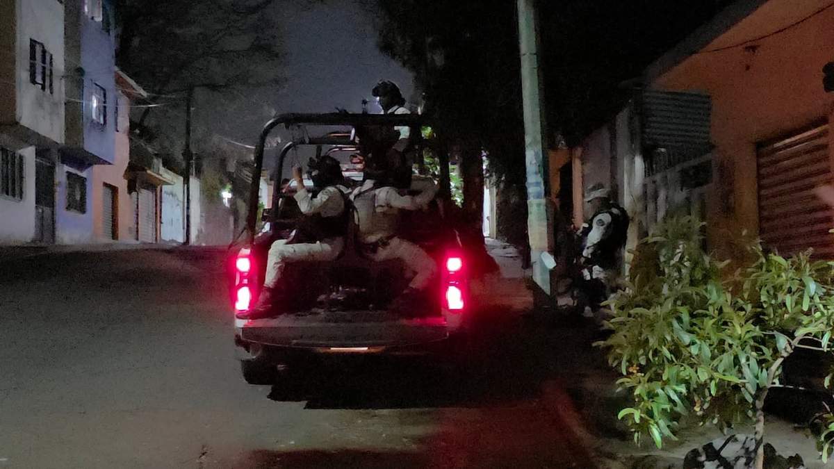 Cuerpos de seguridad acuden al lugar del ataque contra el líder comerciante José "Pepe" Trujillo, en Temixco, Morelos