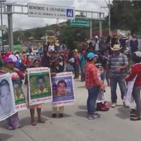 Familiares de los 43 bloquean autopista del Sol; "no toleraremos más mentiras", señalan