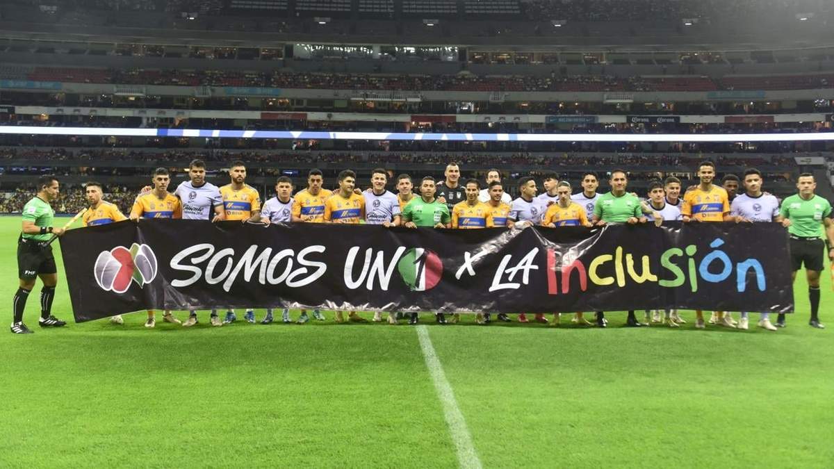 Tigres y Águilas mostraron la bandera "Somos uno por la inclusión" durante el partido del sábado