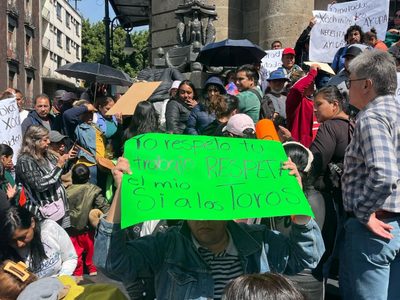 Protestan a favor de las corridas de toros y peleas de gallos en el Congreso de la CDMX