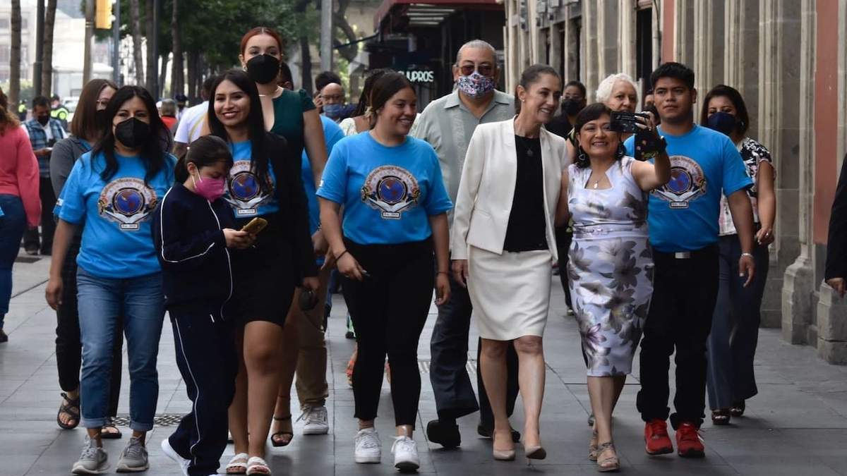 La jefa de Gobierno convivió con dreamers tras la presentación del libro