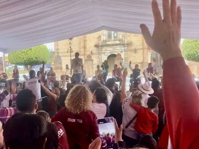 Fernández Noroña hace encuesta a mano alzada para que le “regresen” su cuenta a Vicente Fox (Video)