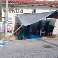 Toman sucursal de Banco Azteca y Elektra en Oaxaca por presunto robo a una adulta mayor