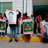 Estudiantes y padres de los 43 protestan frente al Poder Judicial en Iguala