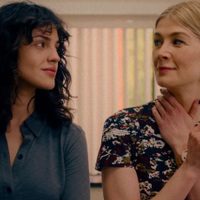 Netflix: el beso viral entre Eiza González y Rosamund Pike, las estrellas de "Descuida, yo te cuido"