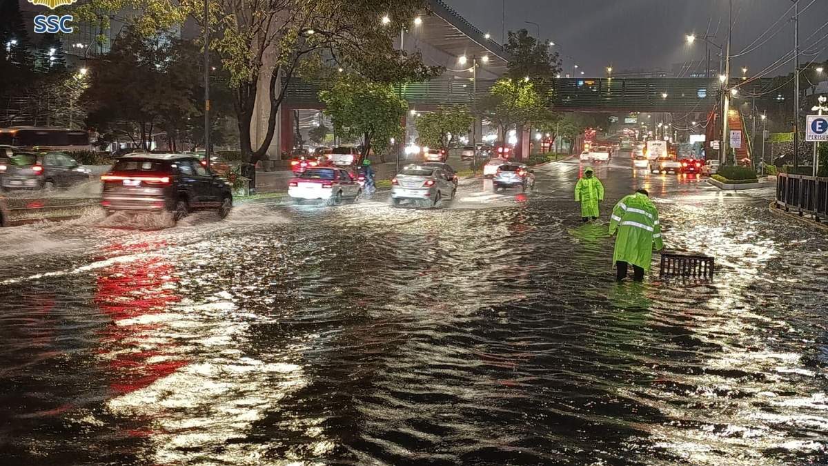 Encharcamiento en Periférico Sur, tras las lluvias del jueves 31 de julio de 2025