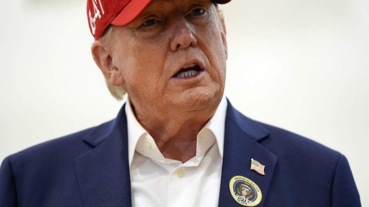 El candidato presidencial republicano, el expresidente Donald Trump, después de depositar su voto en el Centro Recreativo Morton and Barbara Mandel, el martes 5 de noviembre de 2024, en Palm Beach, Florida