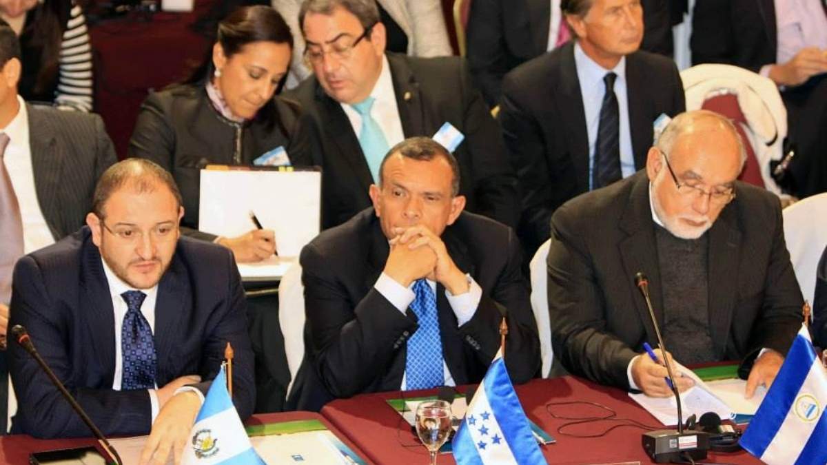 El expresidente hondureño José Porfirio 'Pepe' Lobo Sosa (centro)