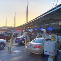 Encuentran a tres vietnamitas en cajuela de auto en cruce de Tijuana a EU; iba bebé de un año