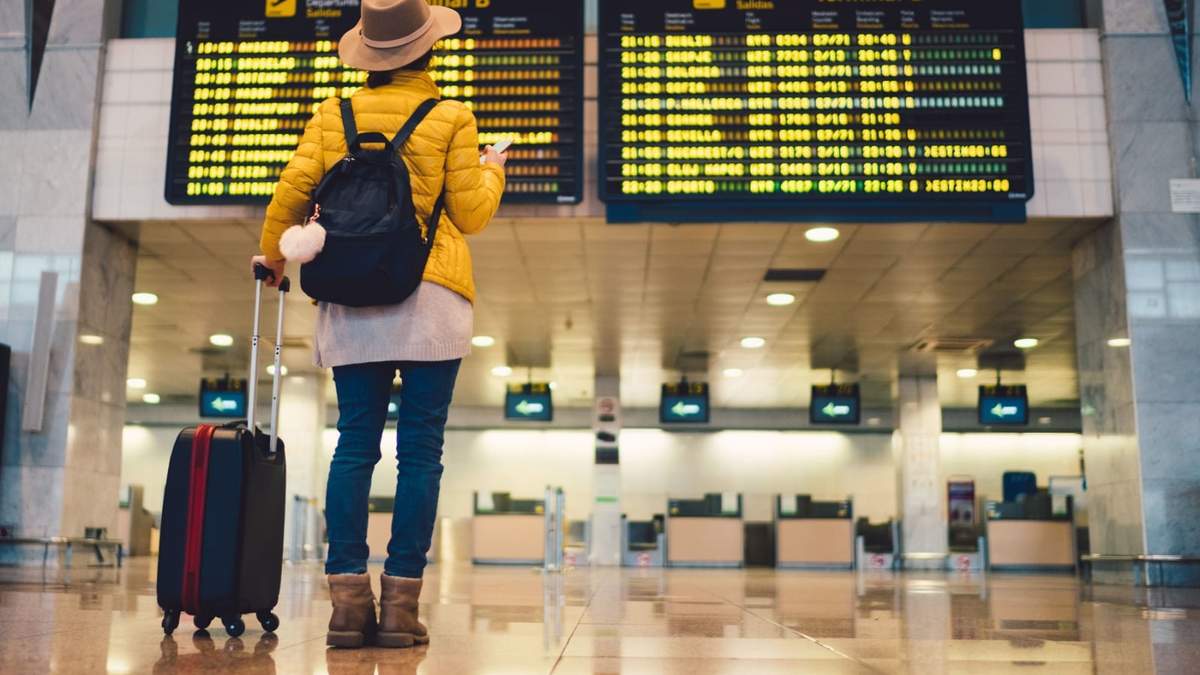 Una pasajera mira la pantalla de vuelos en el Aeropuerto Internacional de Barajas, en la capital de España. Fuente: (Twitter)