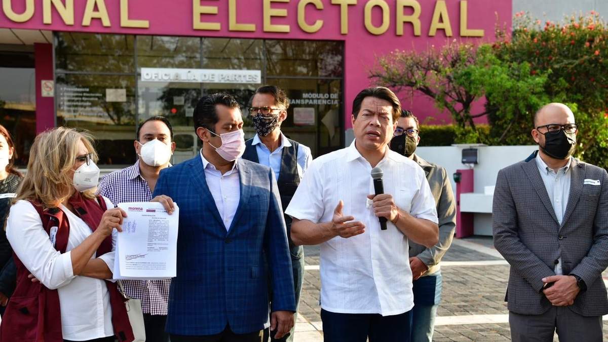 Mario Delgado encabezó una protesta afuera del INE