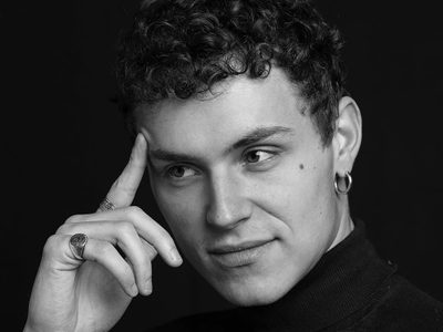 ¡Bombonazo de "Élite"! Arón Piper sacudió la Tierra y es furor en las redes. ¡Mirá por qué lo buscan
