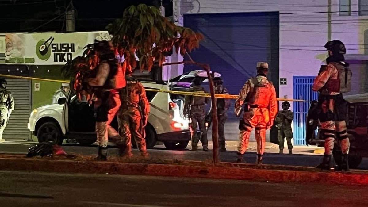 Elementos de seguridad acuden al lugar del ataque contra un policía y en el que dos guardias nacionales resultaron heridos