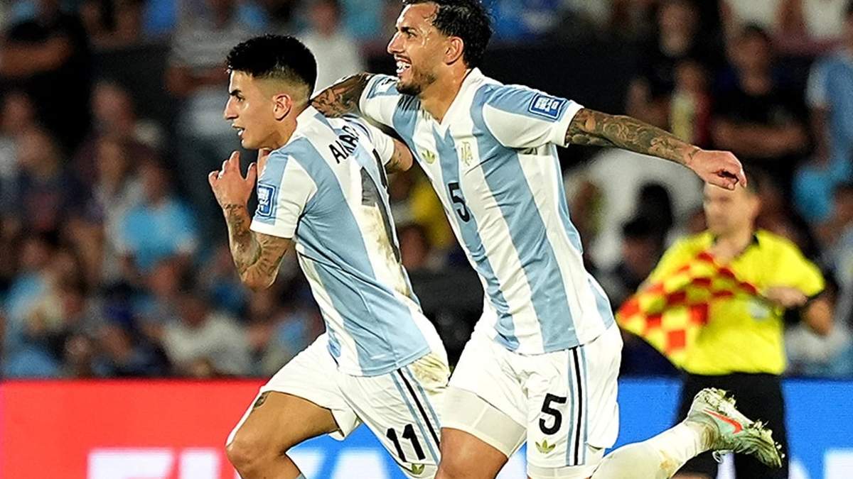 Thiago Almada y Leandro Paredes.