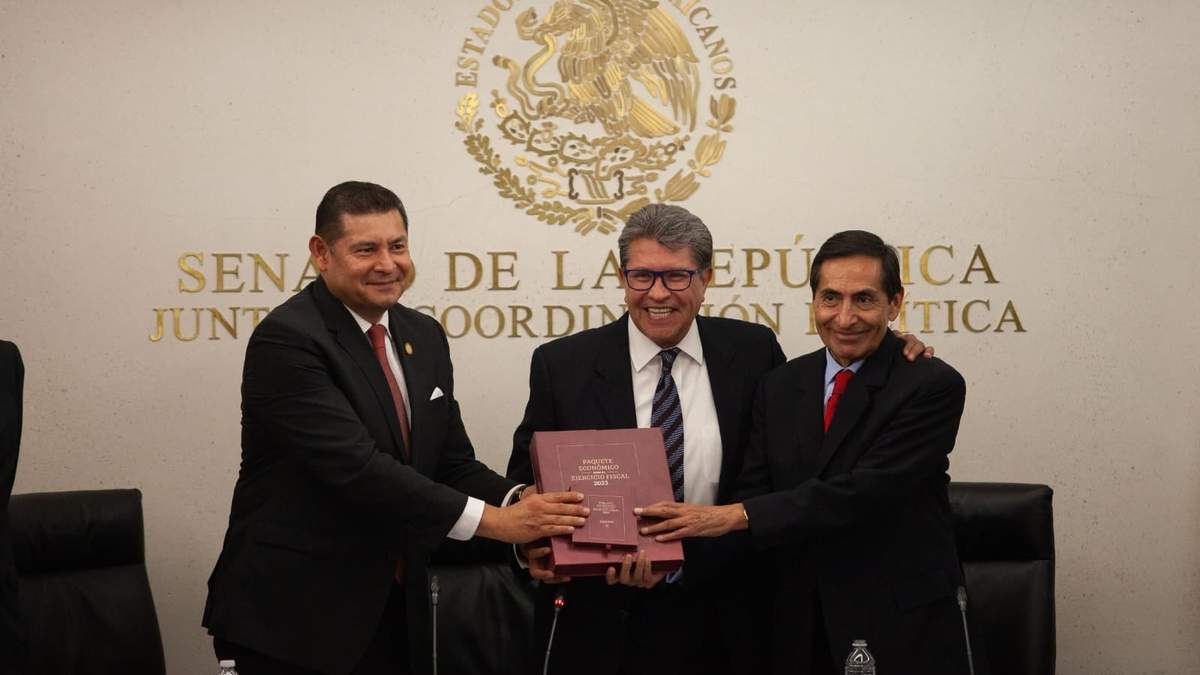 Rogelio Ramírez de la O entregó el Paquete Económico 2023 Ricardo Monreal en el Senado