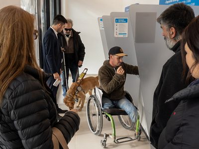 Relevan si espacios públicos y privados son accesibles para personas con discapacidad