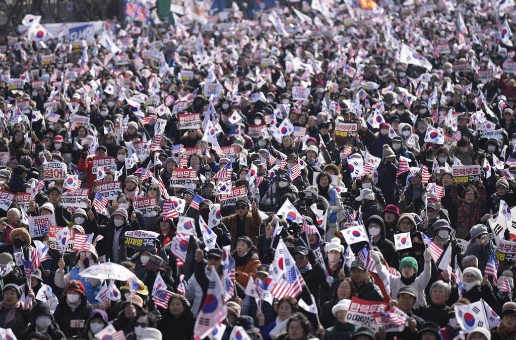 Partidarios del presidente de Corea del Sur, Yoon Suk Yeol, protestan contra el juicio político en su contra, Seúl, Corea del Sur, 18 de enero de 2025