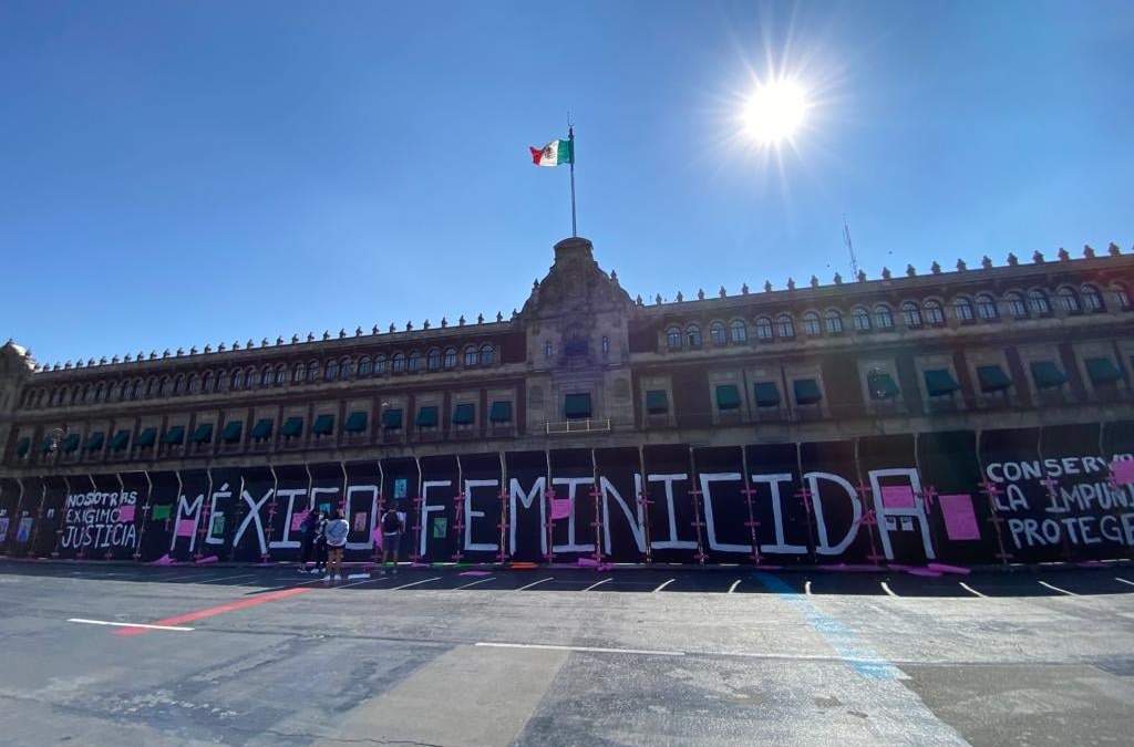 Vallas metálicas en el Zócalo capitalino