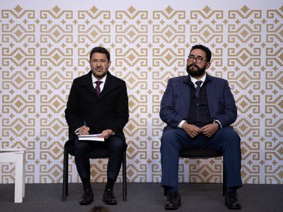 Batres destaca la vida académica de Ulises Lara ante polémica por cédula profesional