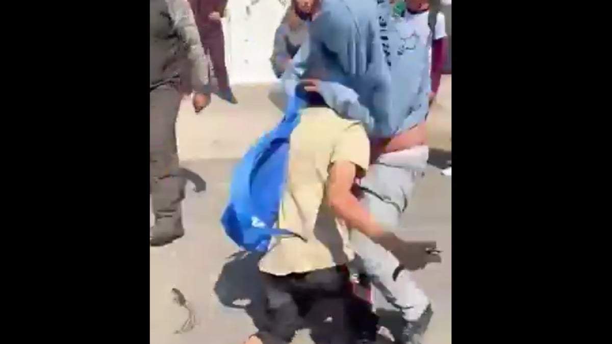 En el video publicado en redes sociales se observa que el joven de amarillo porta una navaja