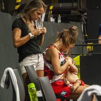 Basquetbolista amamanta a su bebé en el receso de un juego y la imagen da vuelta al mundo