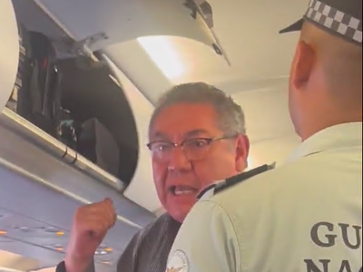 Compra su boleto con Viva Aerobus y cuando le toca volar lo bajan del avión (Video)