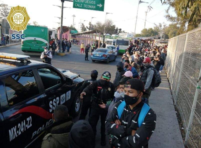 Patrullas de la Policía capitalina trasladan a usuarios del Metro