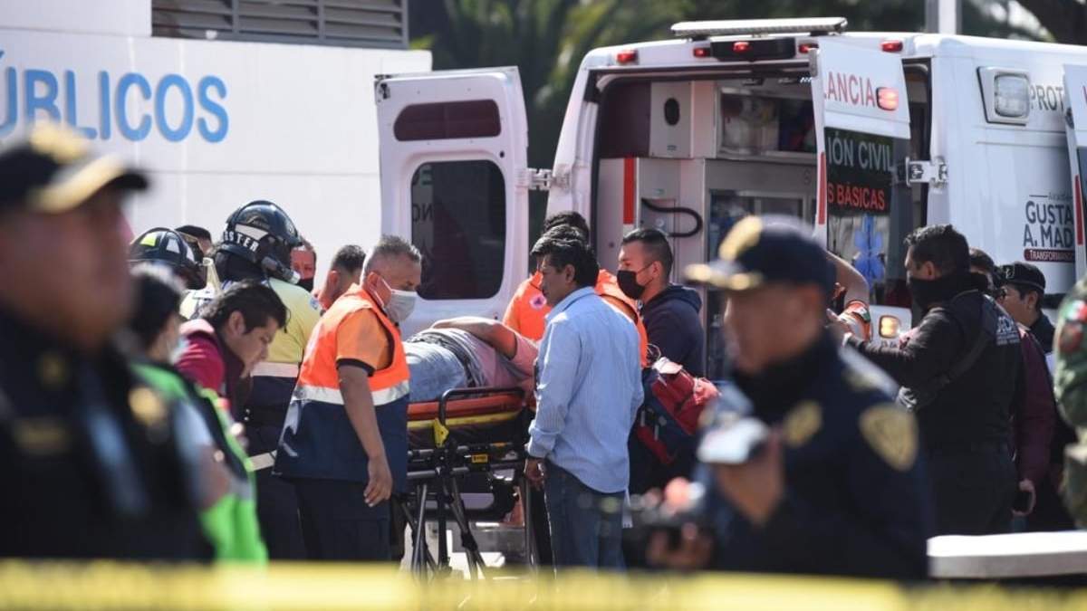Traslado de personas lesionadas en el accidente de la Línea 3 del Metro