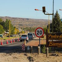 Varias familias ocuparon un terreno en Piedra del Águila y pidieron soluciones habitacionales